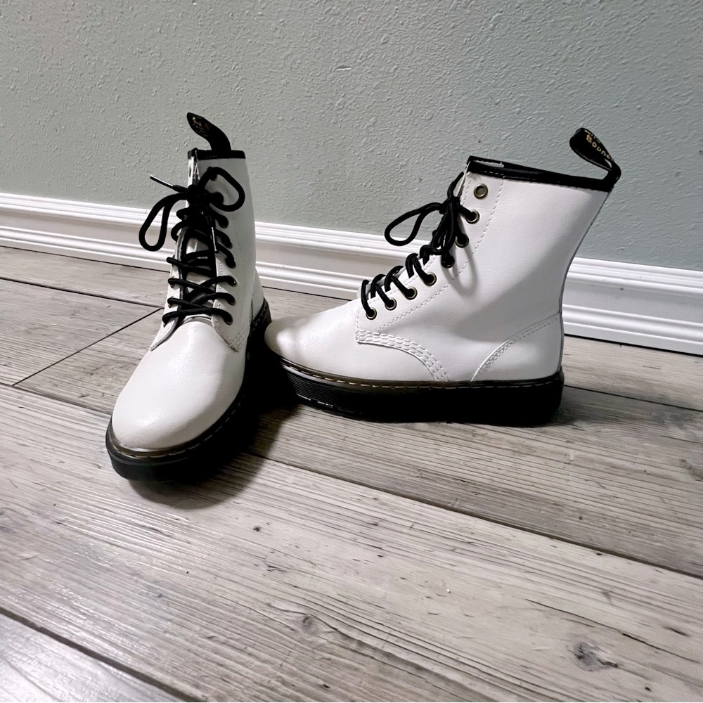 NWOB Dr. Doc Martens Zavala White Leather Combat Boots Classic Winter Lace Up - Picture 5 of 10